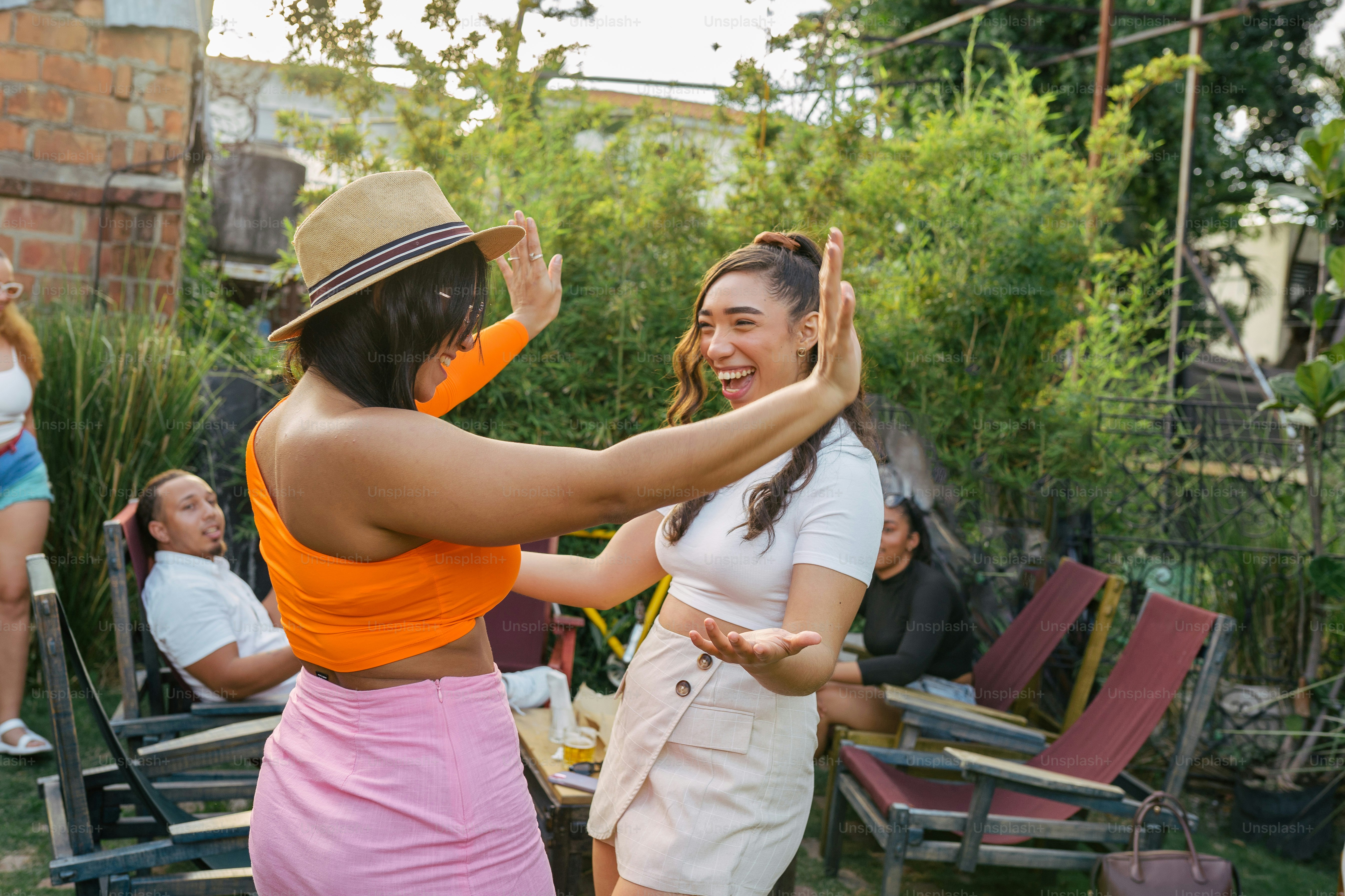 un groupe de femmes debout les unes à côté des autres