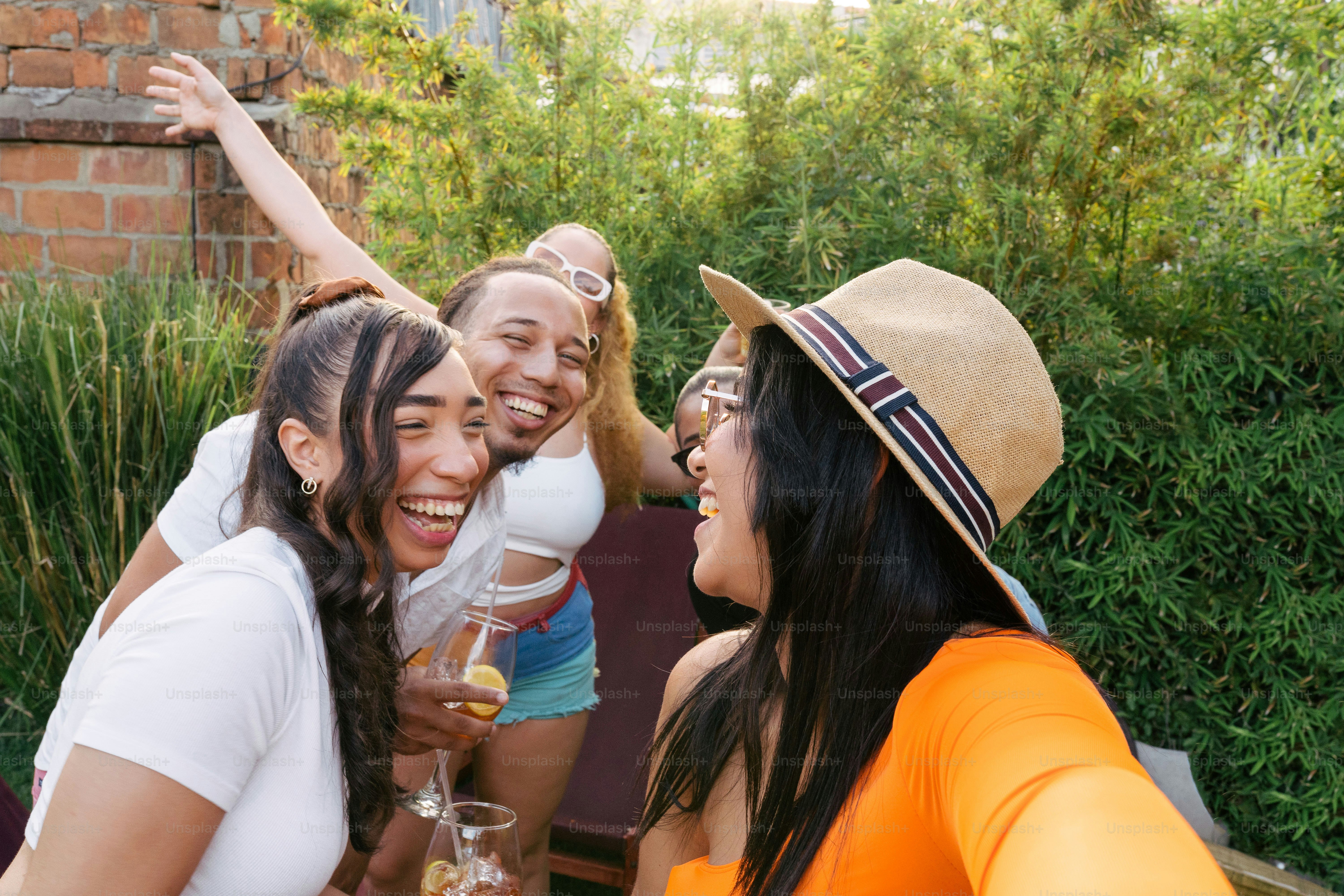 Eine Gruppe von Frauen, die nebeneinander stehen