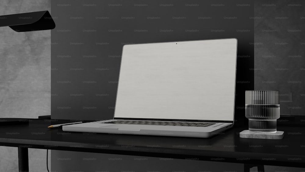 Ein Laptop, der auf einem Schreibtisch sitzt