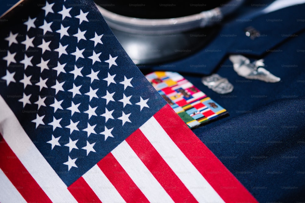 Eine Nahaufnahme einer amerikanischen Flagge auf einer Uniform