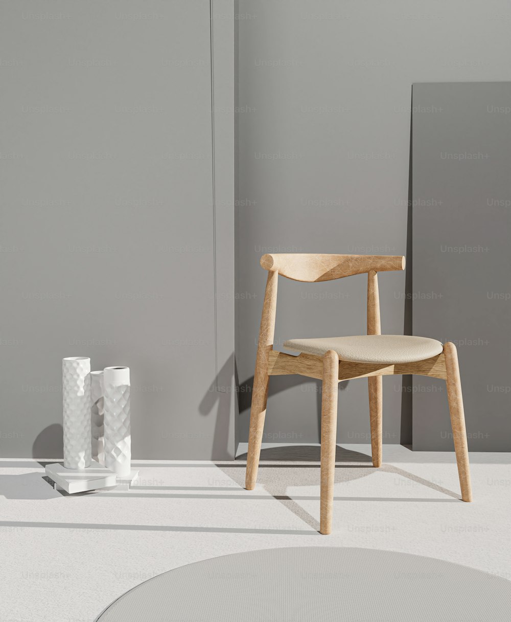 Una silla de madera sentada junto a un jarrón blanco