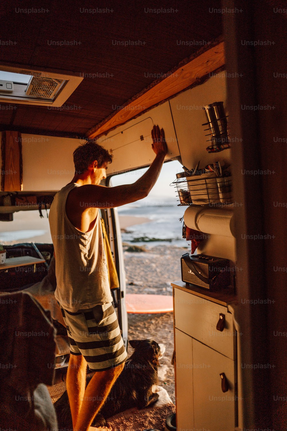 Un uomo in piedi in una cucina accanto a un forno piano cottura