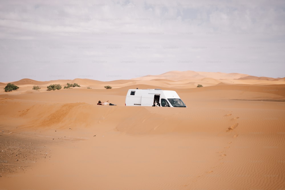 Ein Van parkt mitten in der Wüste