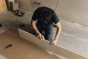 un homme travaillant sur un morceau de bois