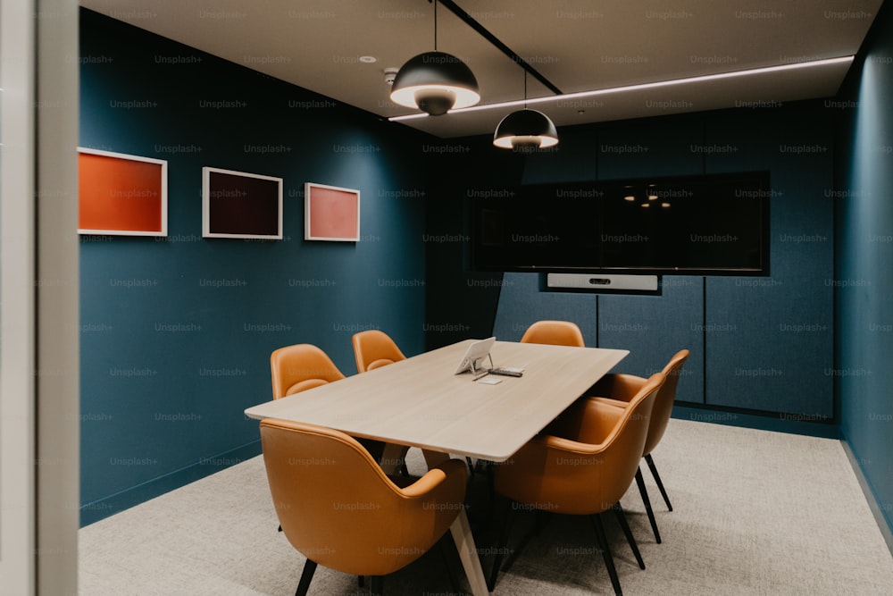 uma sala de conferências com paredes azuis e cadeiras laranjas