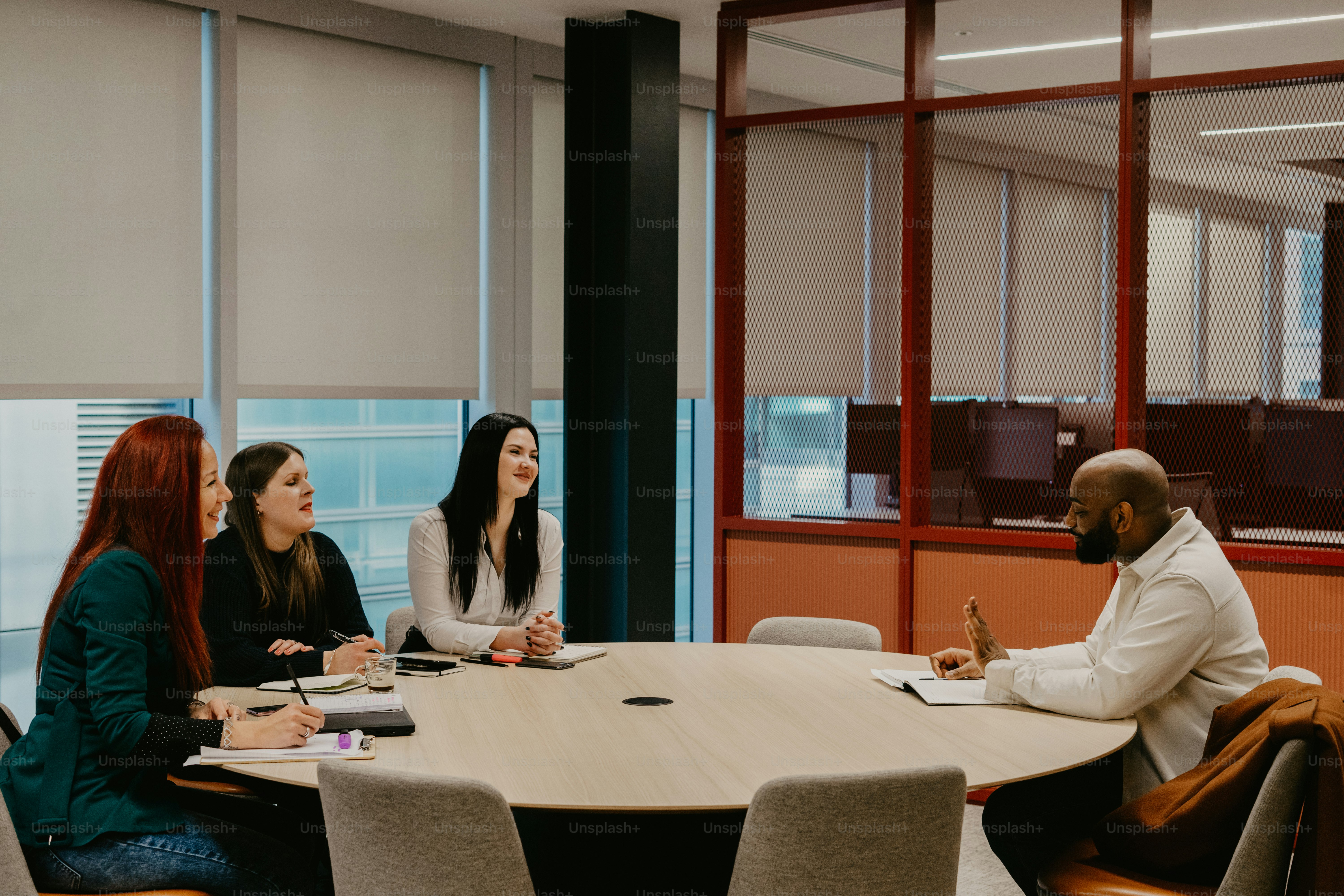 Un grupo de personas sentadas alrededor de una mesa hablando