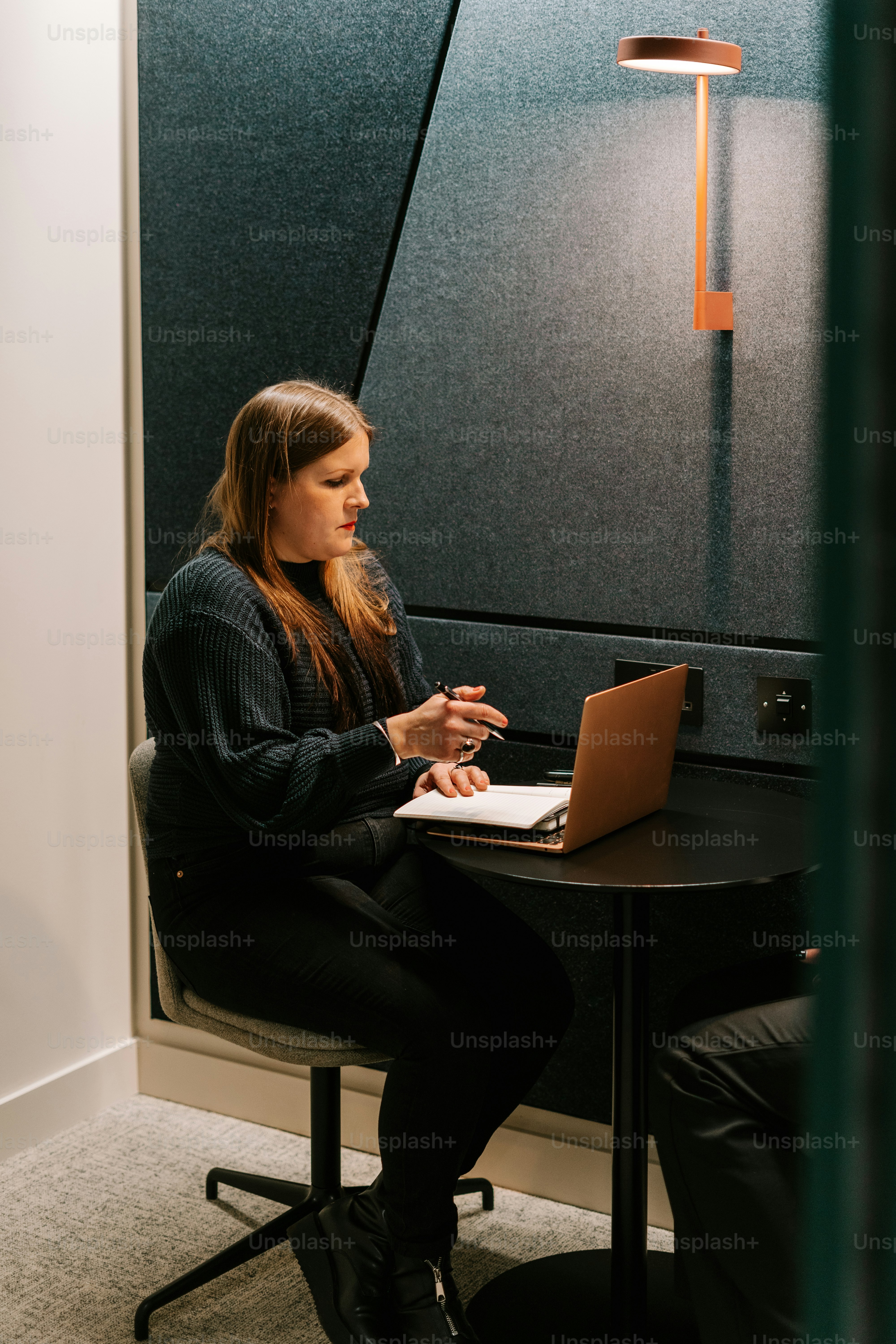 A person sitting at a desk in an office photo – Office Image on Unsplash