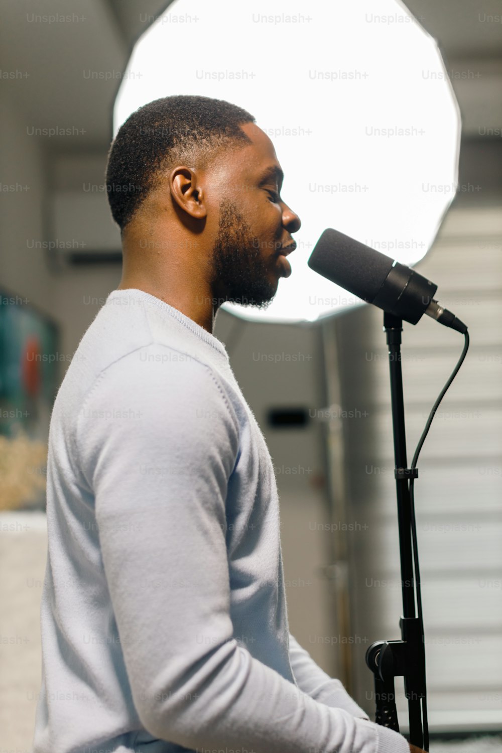 Un hombre parado frente a un micrófono