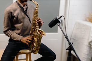 Un hombre tocando un saxofón frente a un micrófono
