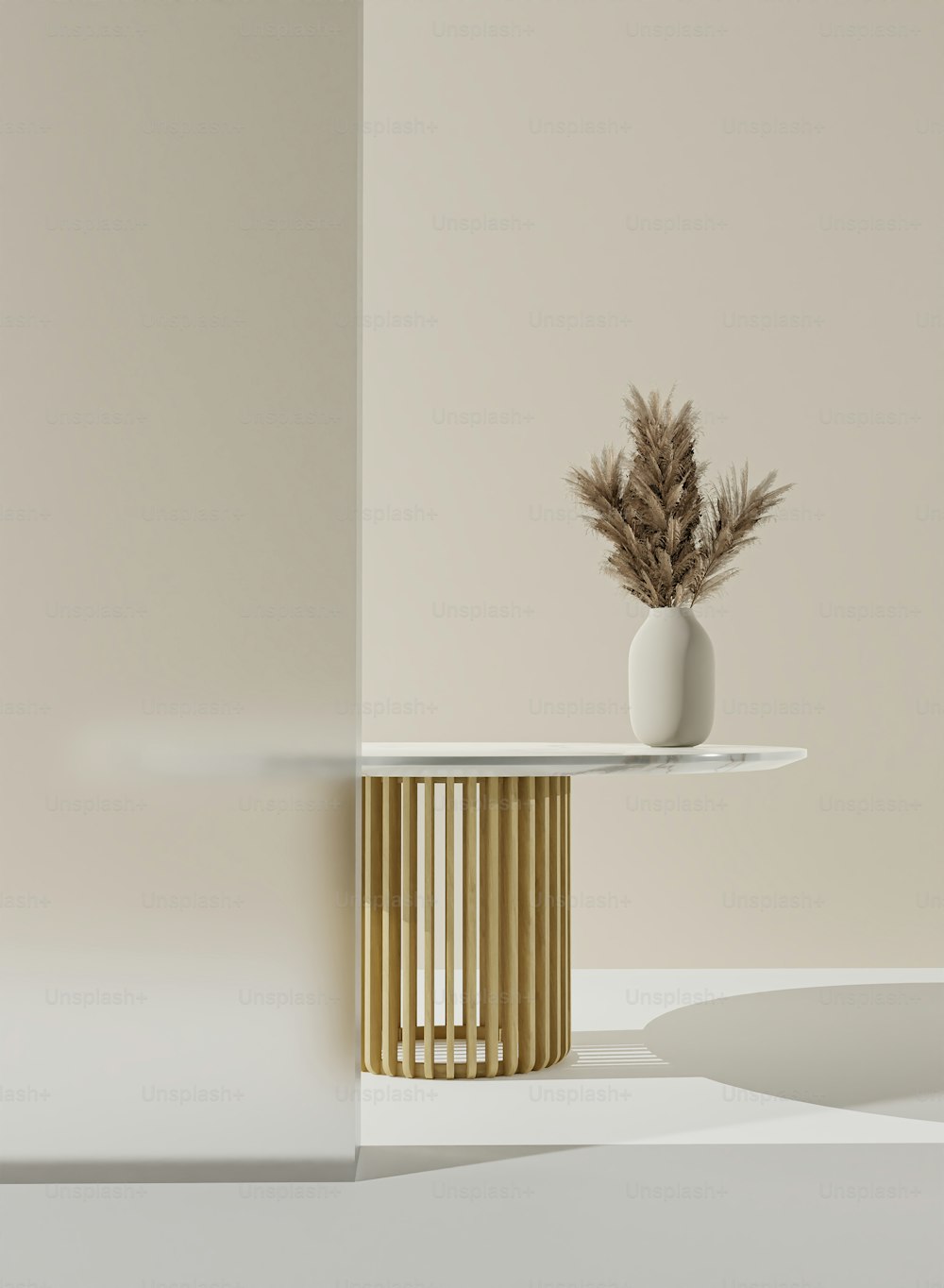 um vaso com uma planta sentada em cima de uma mesa