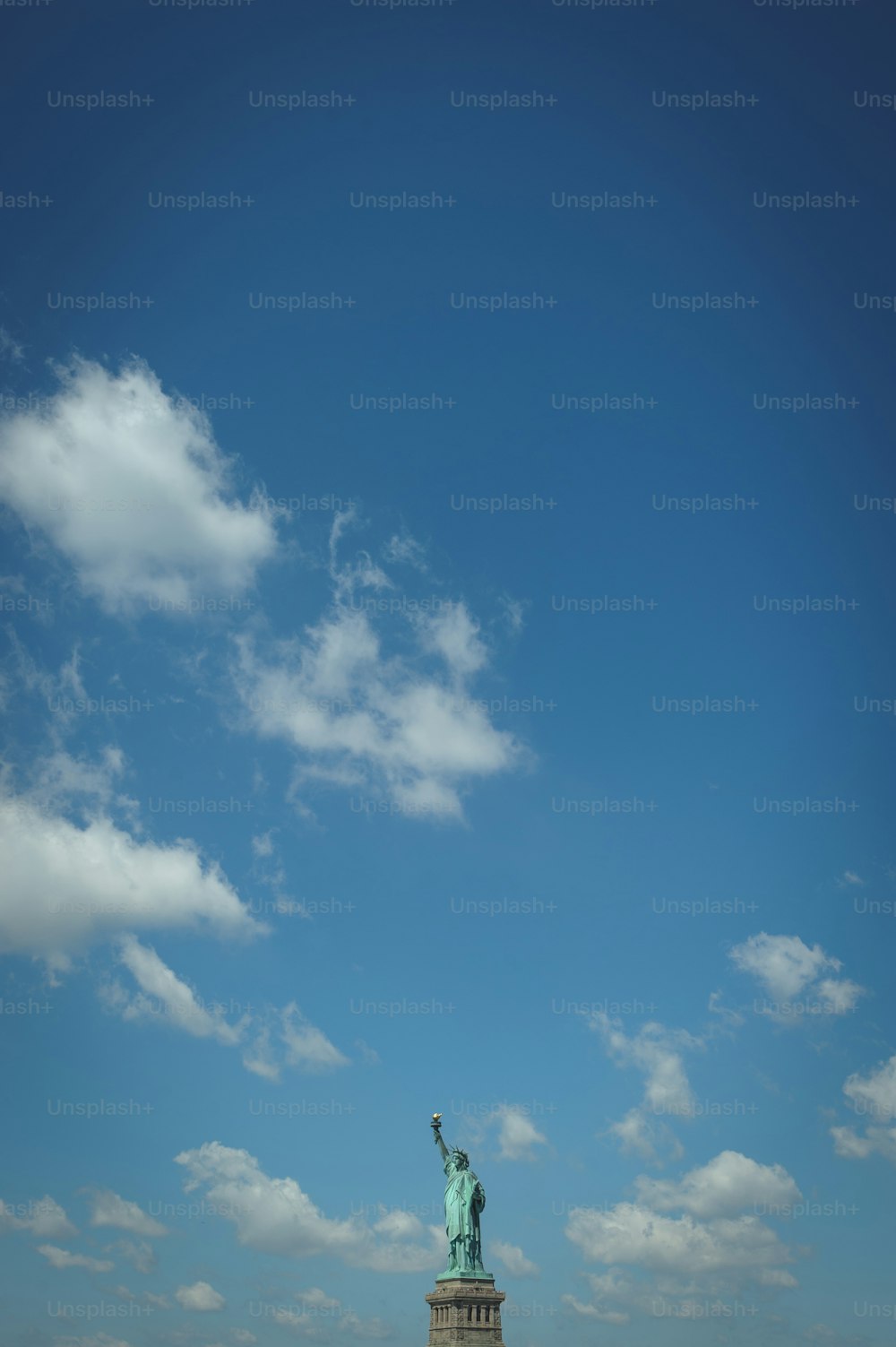 Die Freiheitsstatue wird vor einem blauen Himmel gezeigt