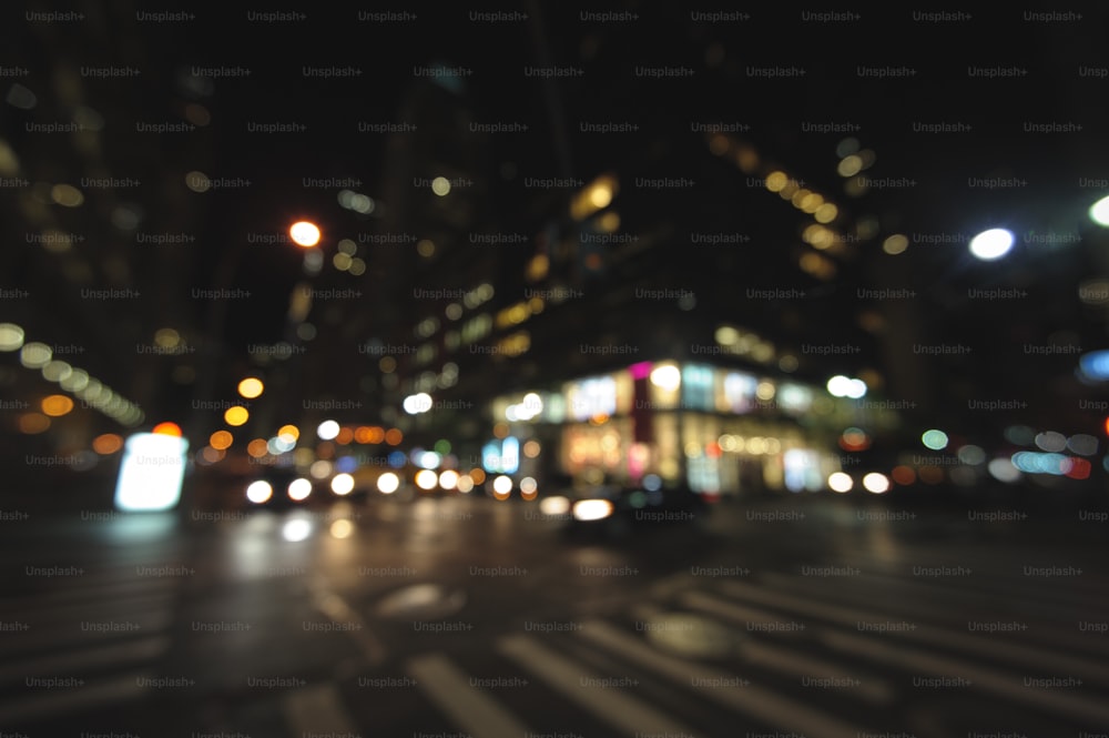 Una foto sfocata di una strada cittadina di notte