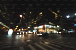 Una foto sfocata di una strada cittadina di notte