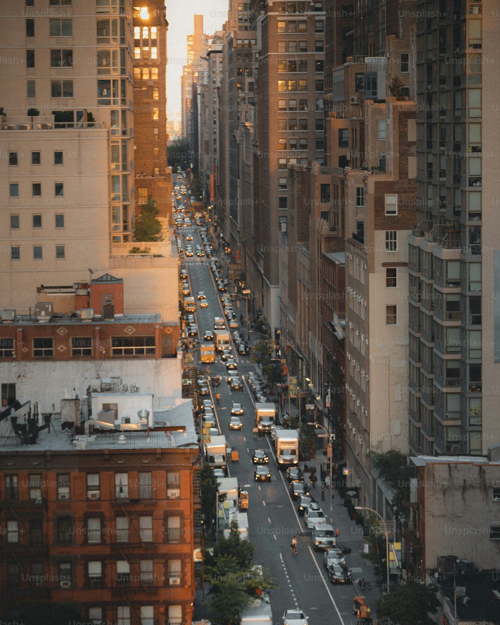 Una calle de la ciudad llena de muchos edificios altos