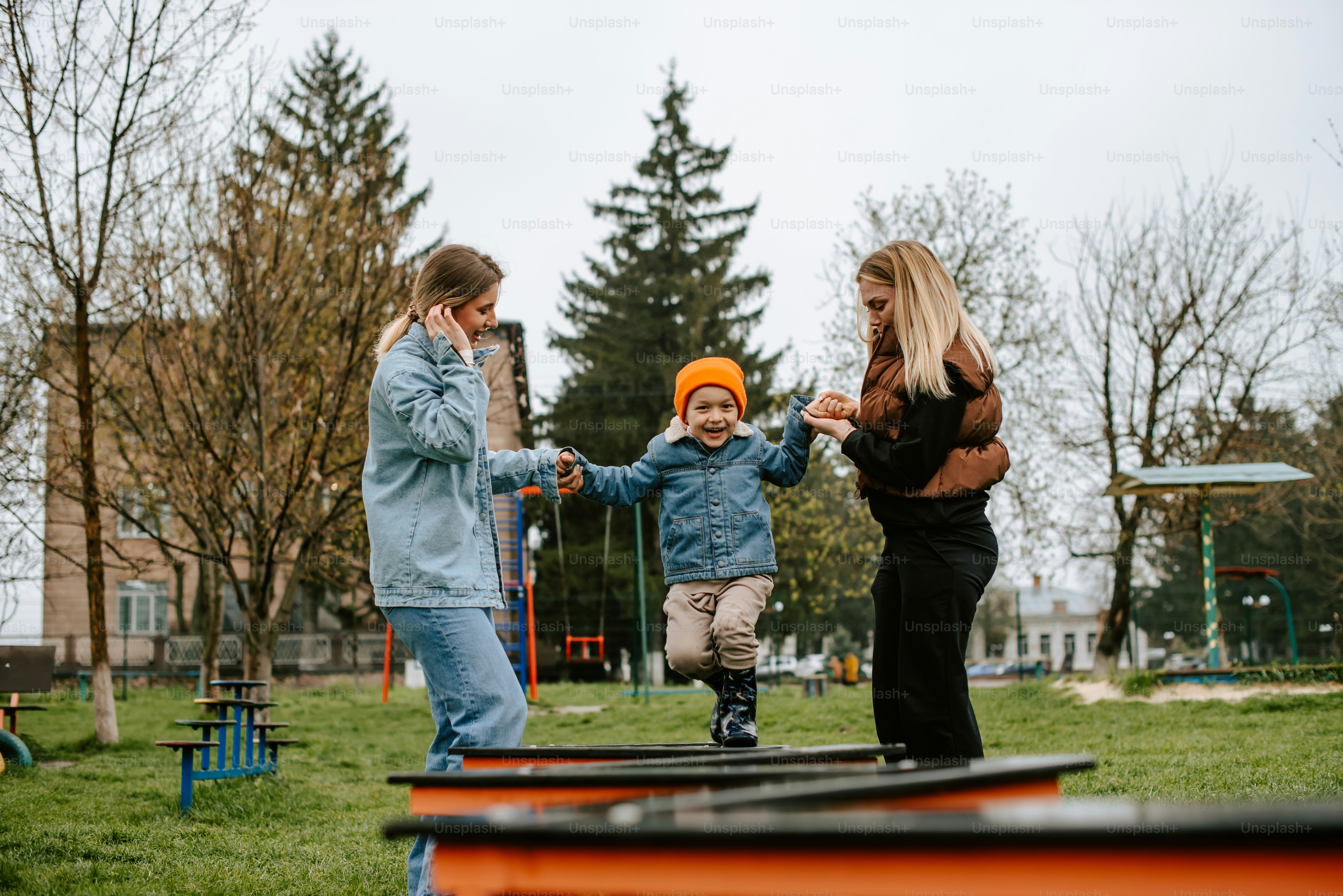 Un grupo de personas de pie en la parte superior de un campo