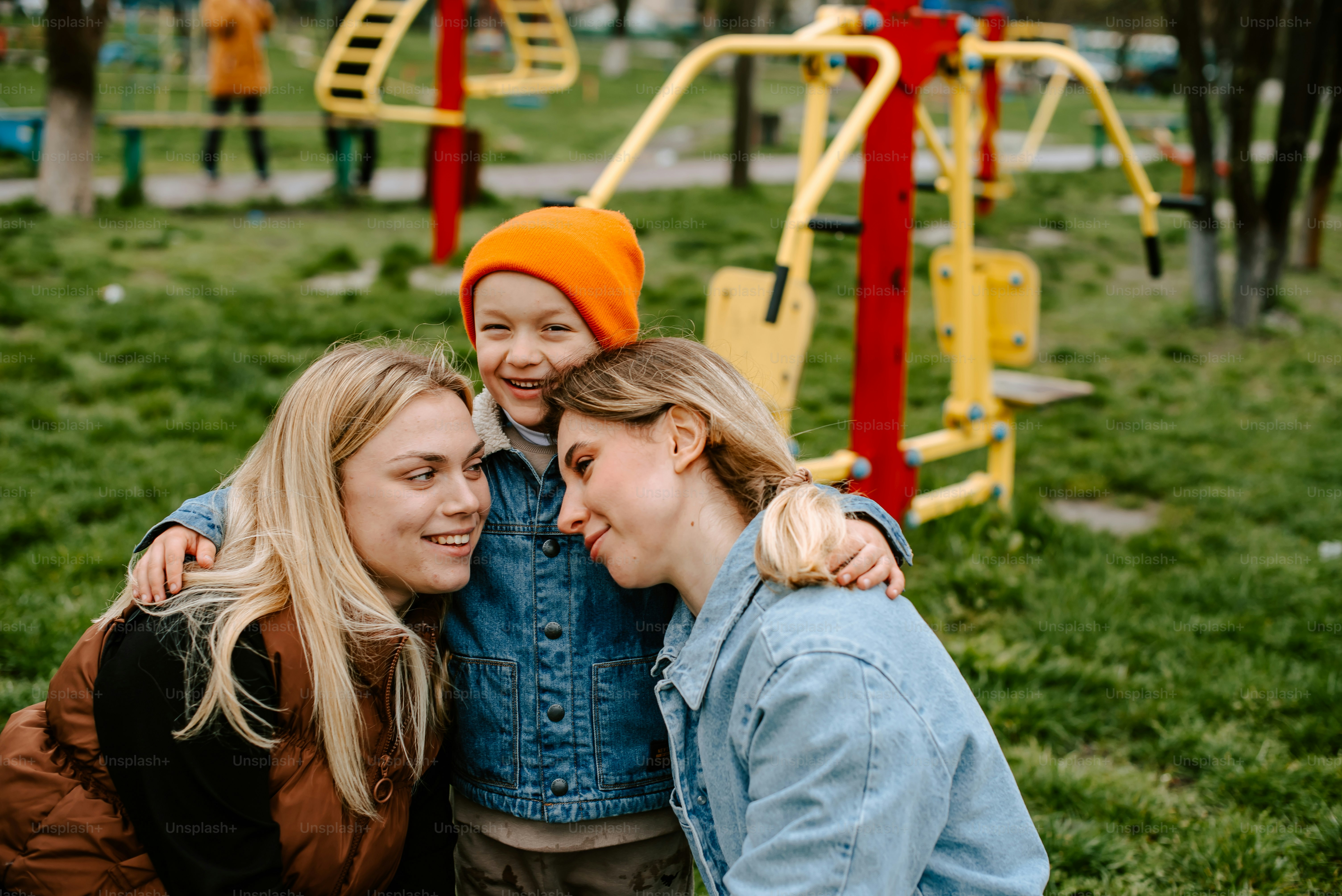 Un grupo de mujeres de pie una al lado de la otra frente a un patio de recreo