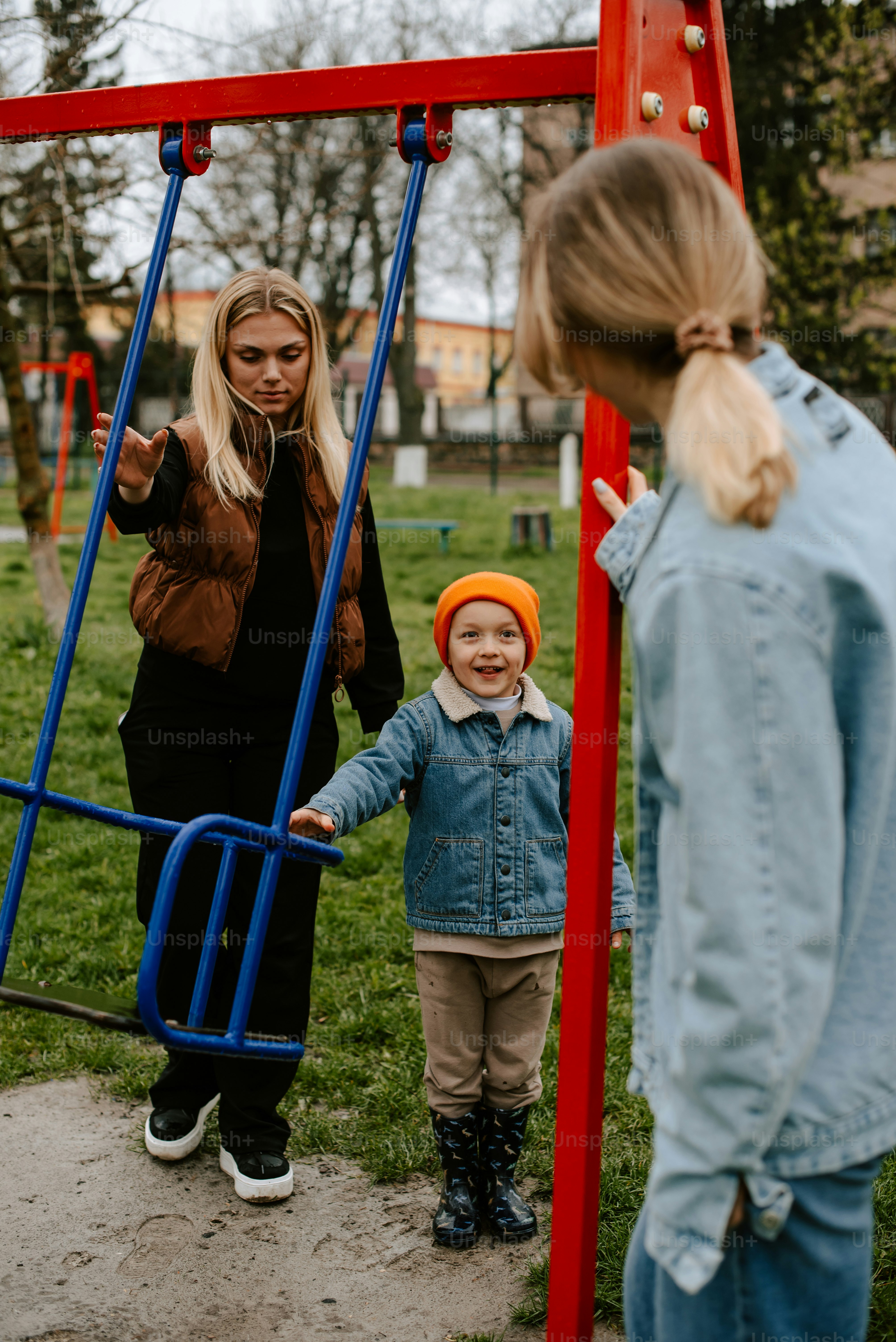 Una mujer y un niño jugando en un columpio