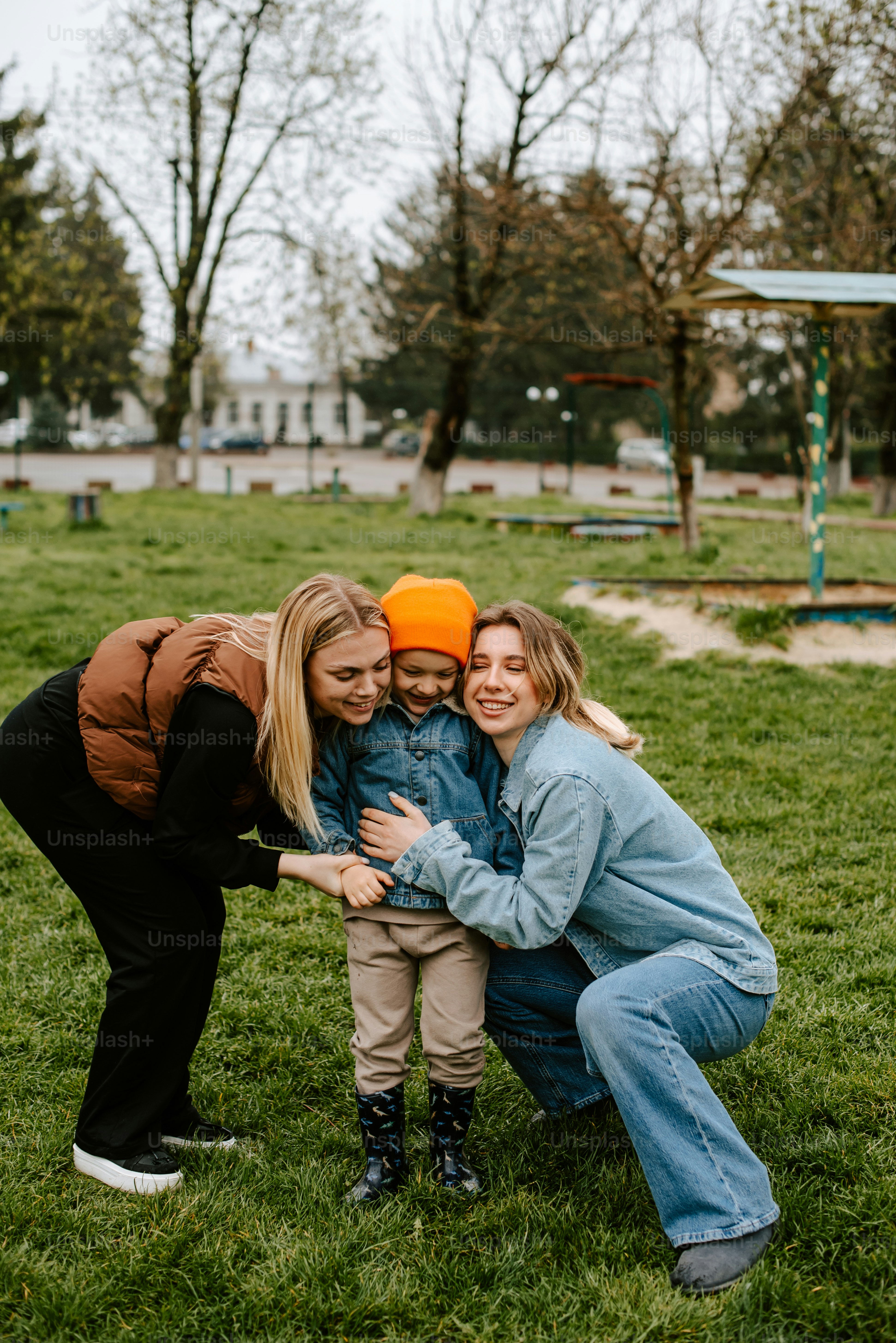 Una mujer y dos niños posando para una foto