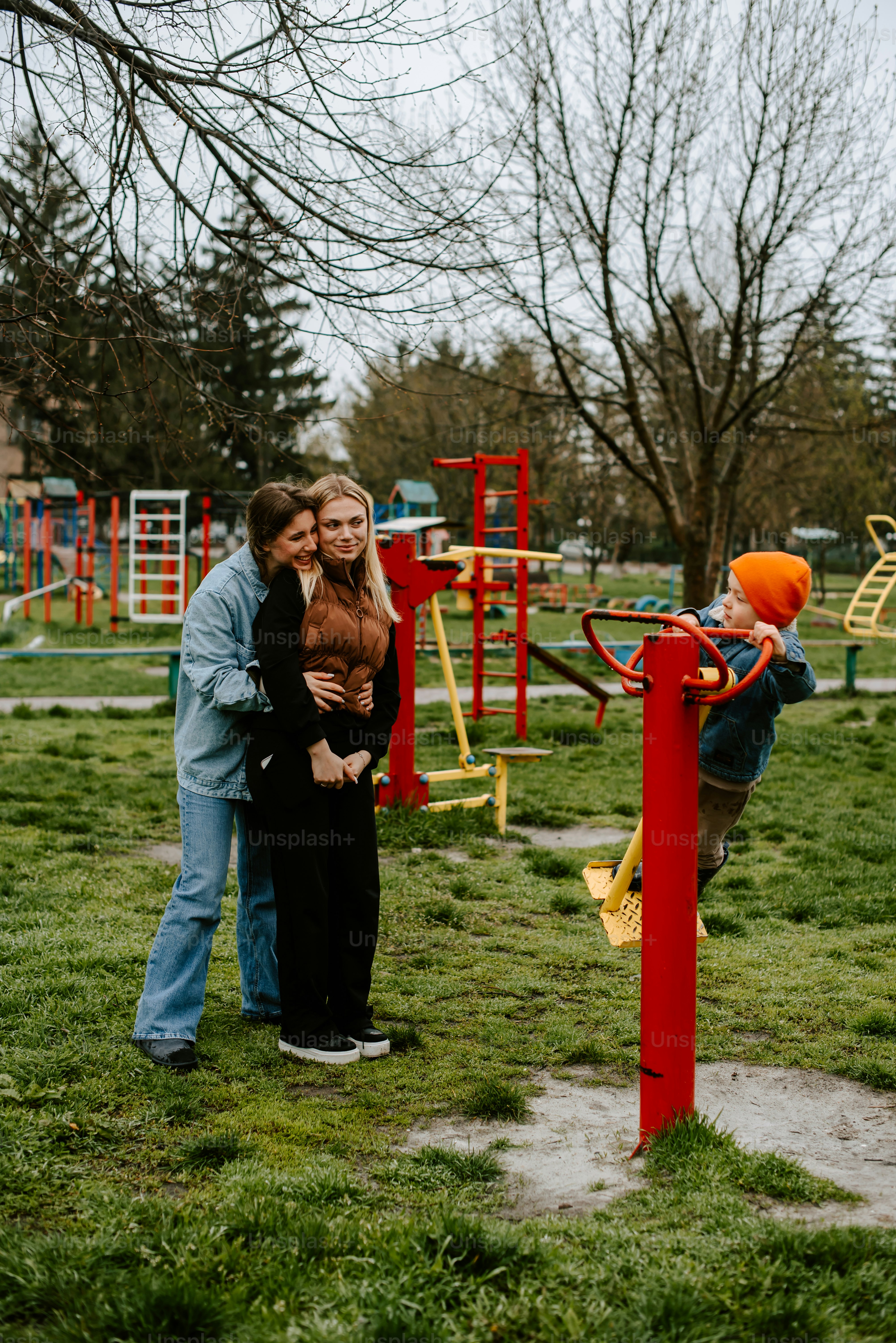 Un par de personas que están de pie en la hierba