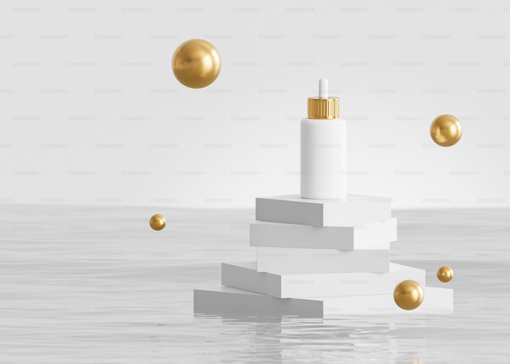 Un objeto blanco y dorado flotando sobre un cuerpo de agua