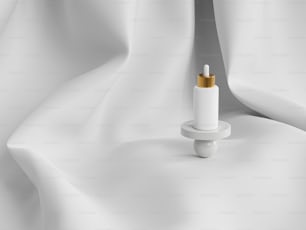 um objeto branco com um topo dourado sentado em uma superfície branca