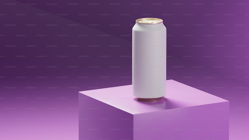 Una lata blanca encima de un bloque púrpura