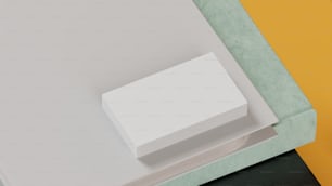Una caja blanca encima de una mesa
