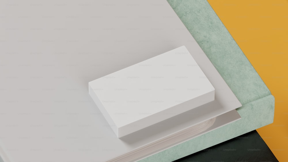 uma caixa branca sentada em cima de uma mesa