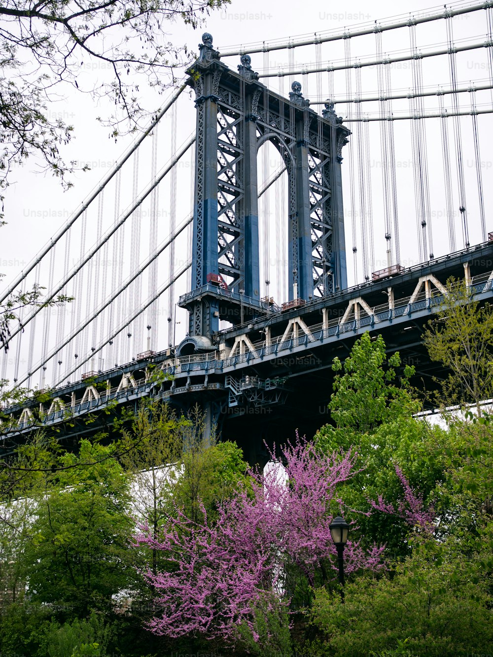 Uma vista da ponte do Brooklyn de baixo