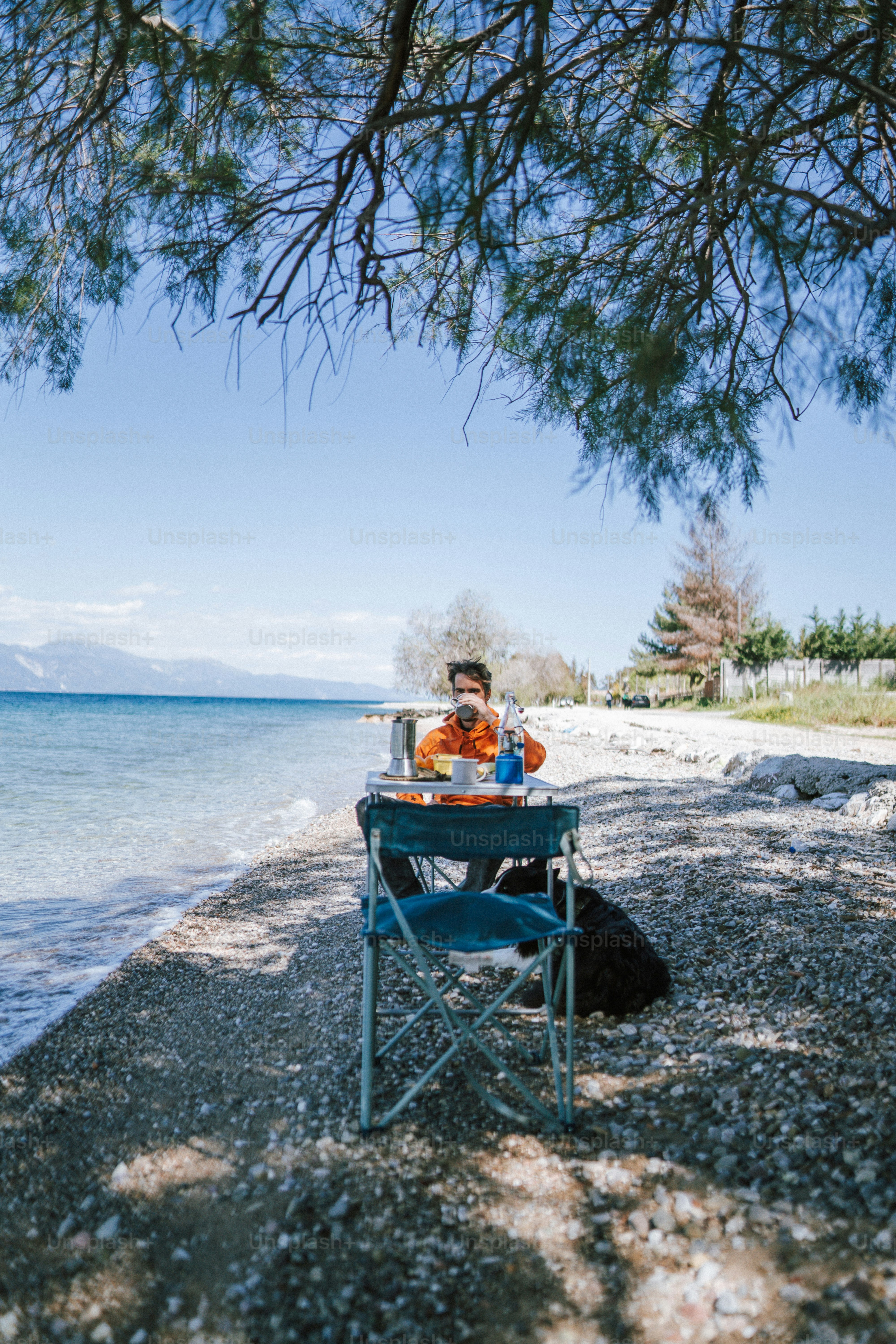 Un uomo seduto a un tavolo sulla spiaggia