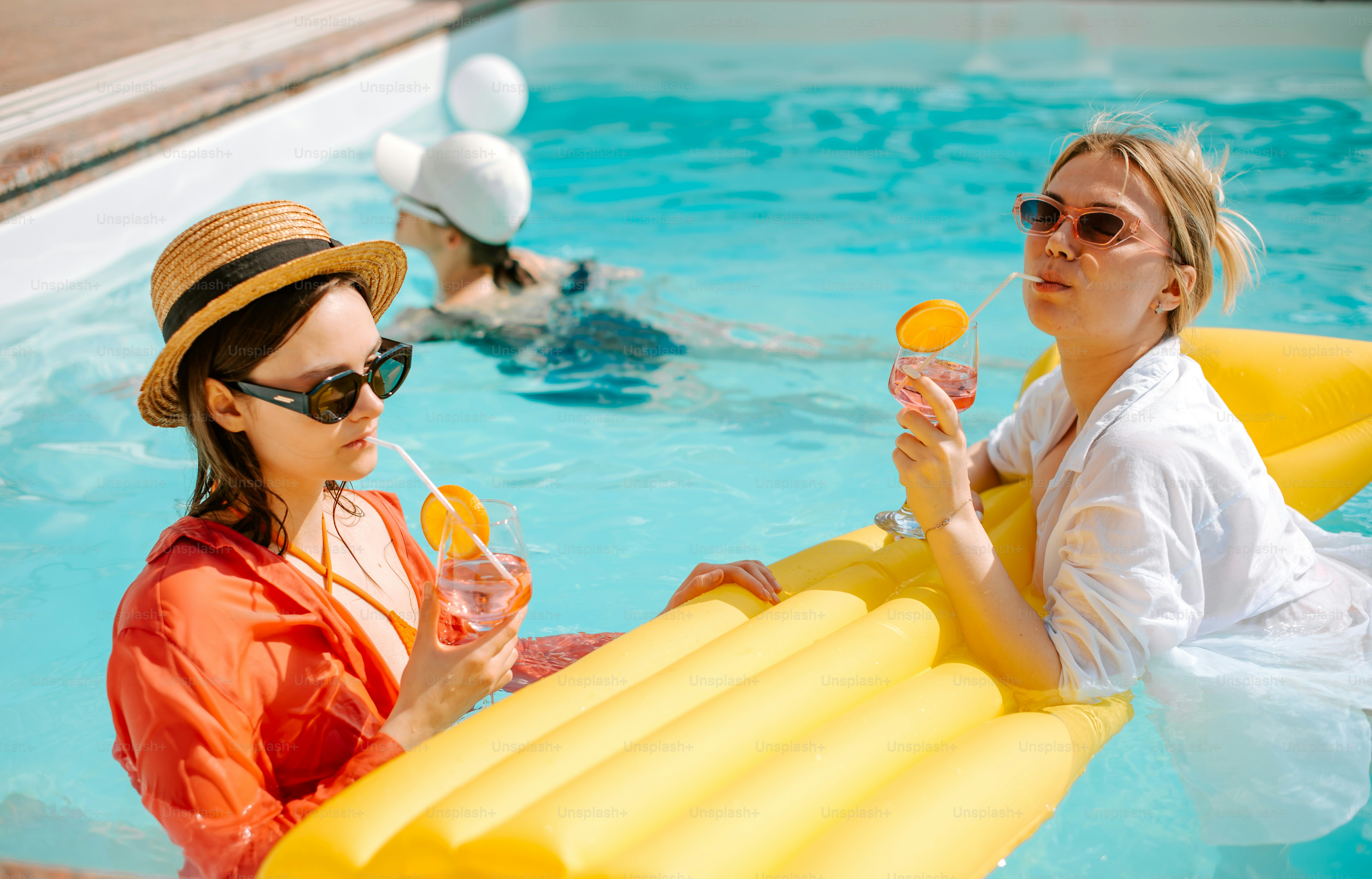 Una coppia di donne sedute una accanto all'altra in una piscina