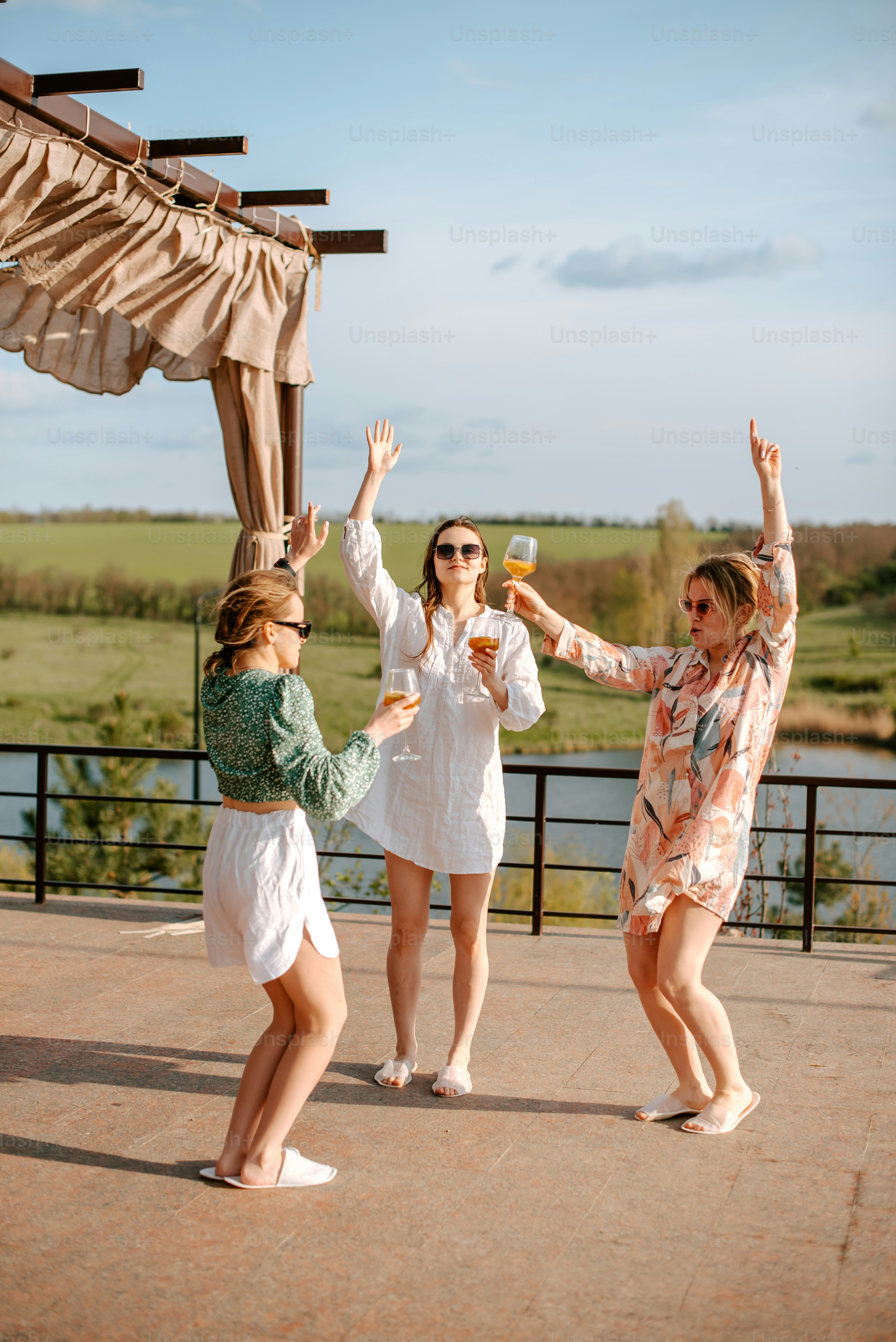 Eine Gruppe von Frauen, die nebeneinander stehen