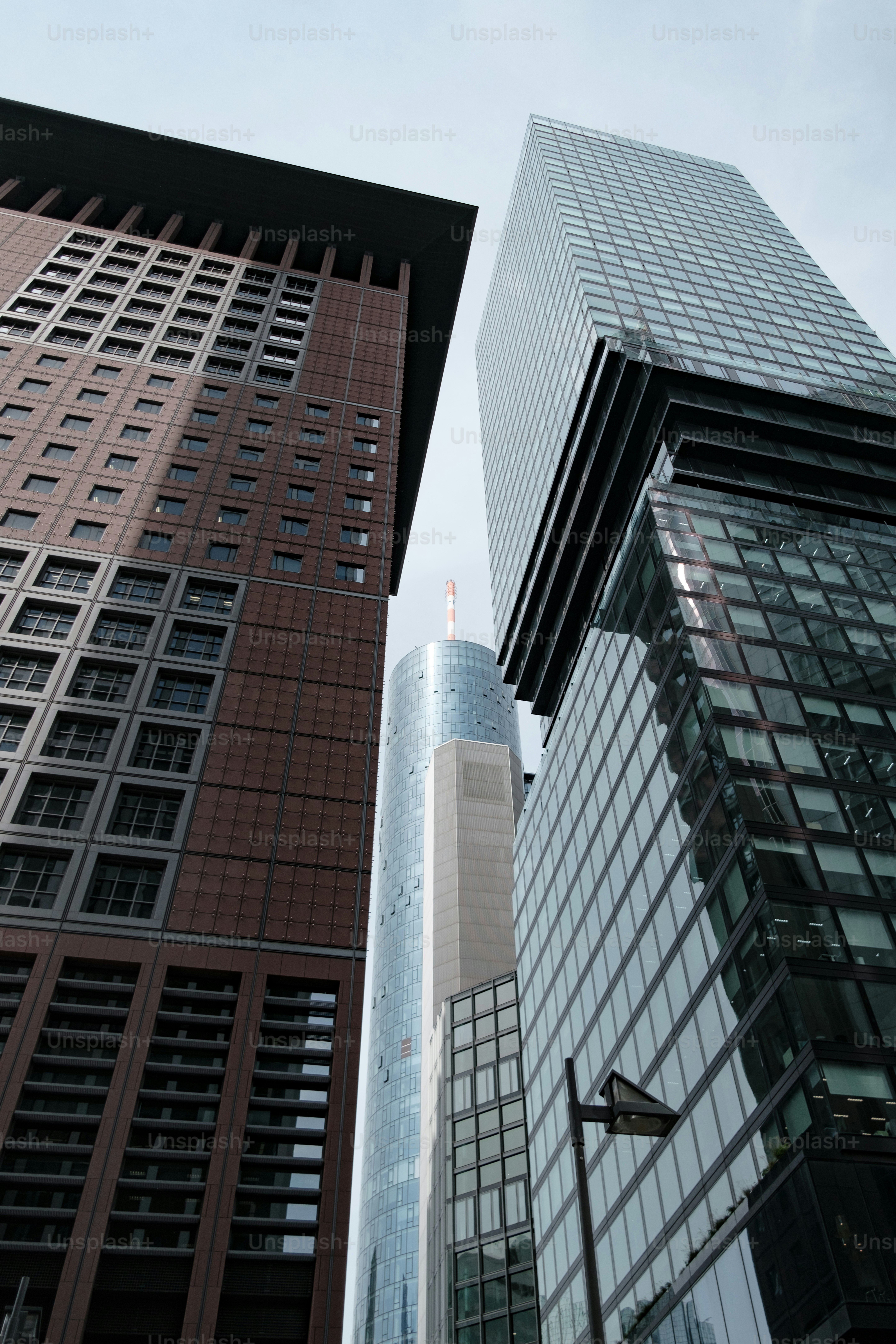um par de edifícios altos um ao lado do outro