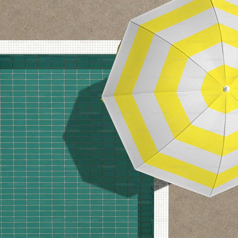 uma vista aérea de um guarda-chuva amarelo e branco