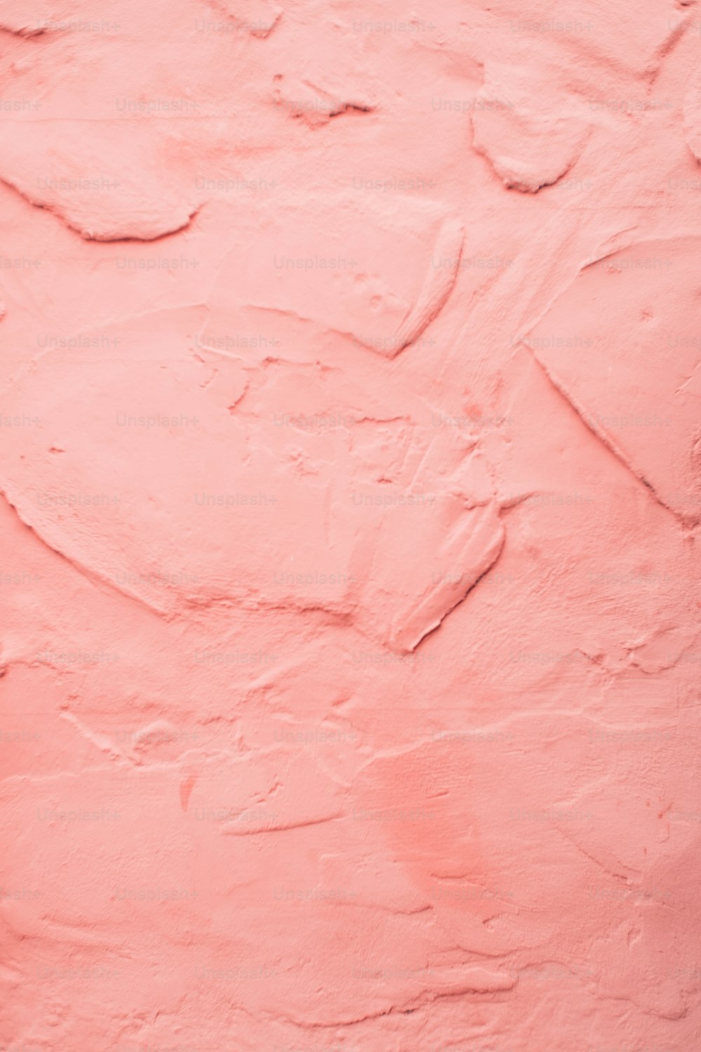 un mur rose avec un cœur peint dessus