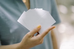 una persona che tiene un pezzo di carta in mano