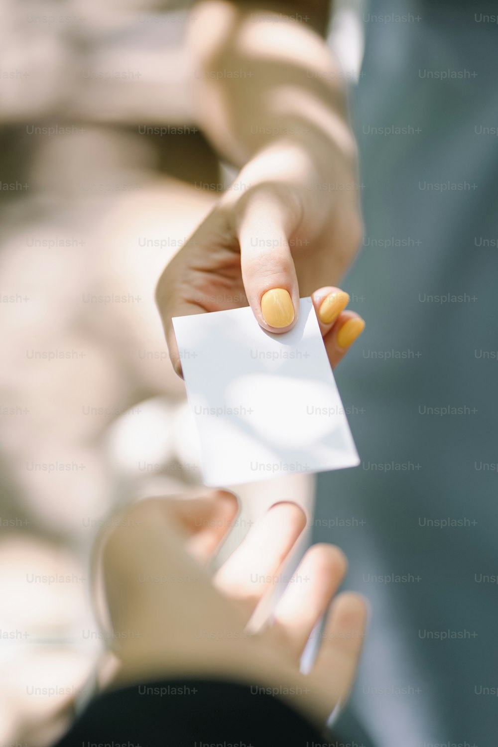 una persona sosteniendo un pedazo de papel en la mano