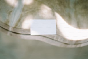 un pezzo di carta bianco seduto sopra un tavolo