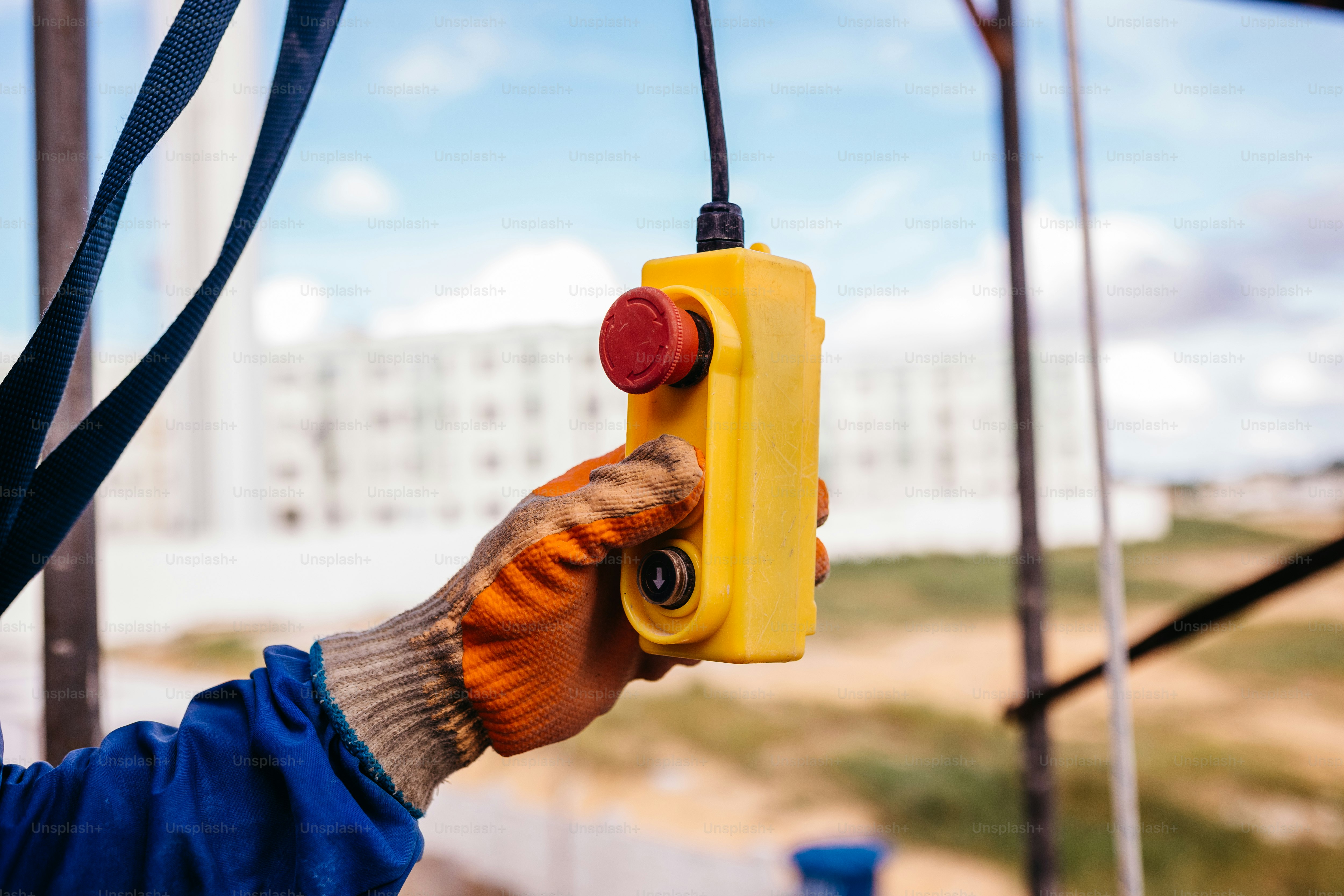 uma pessoa segurando um objeto amarelo na mão
