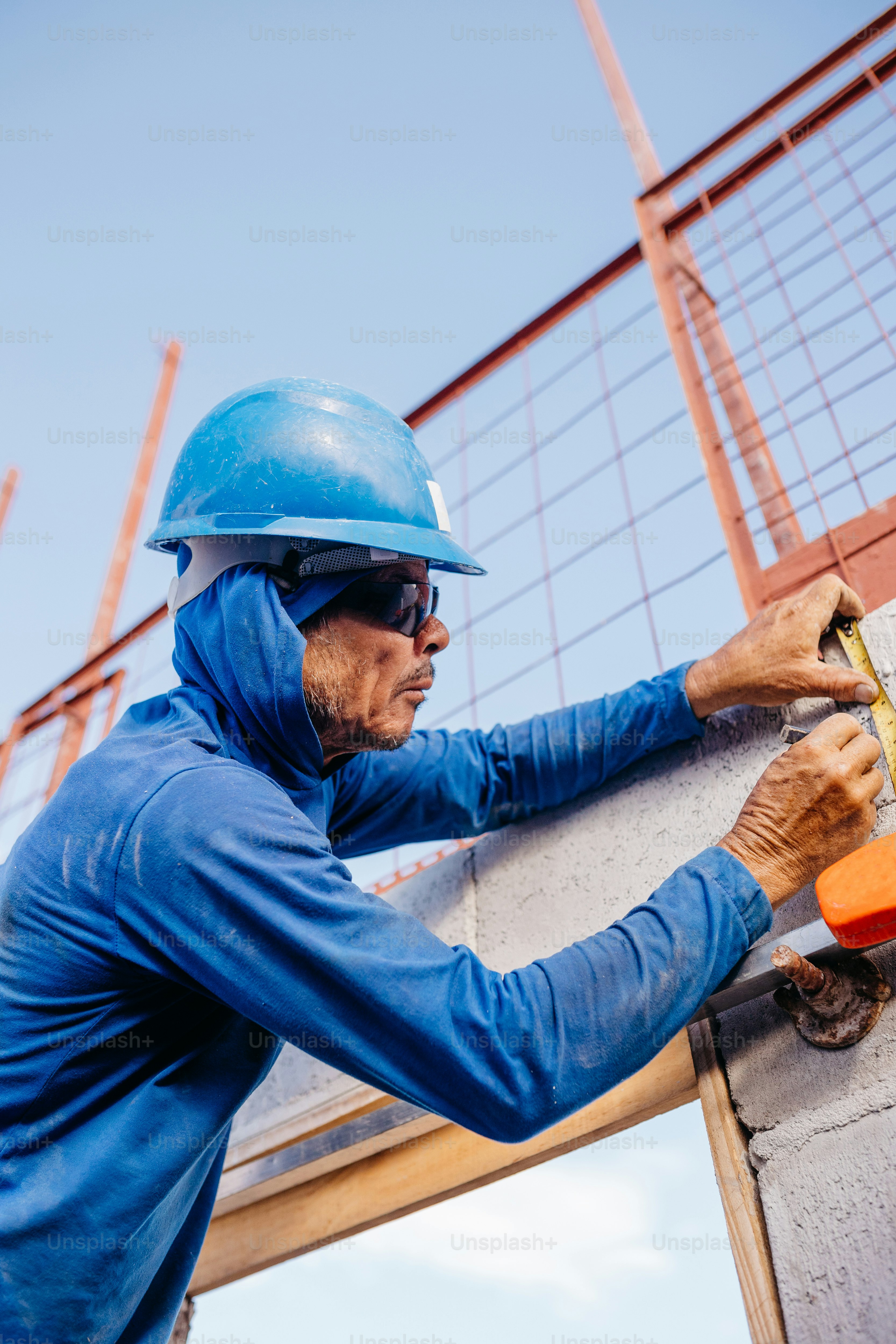 Foto Un hombre con casco y equipo de seguridad – Edificio Imagen en ...
