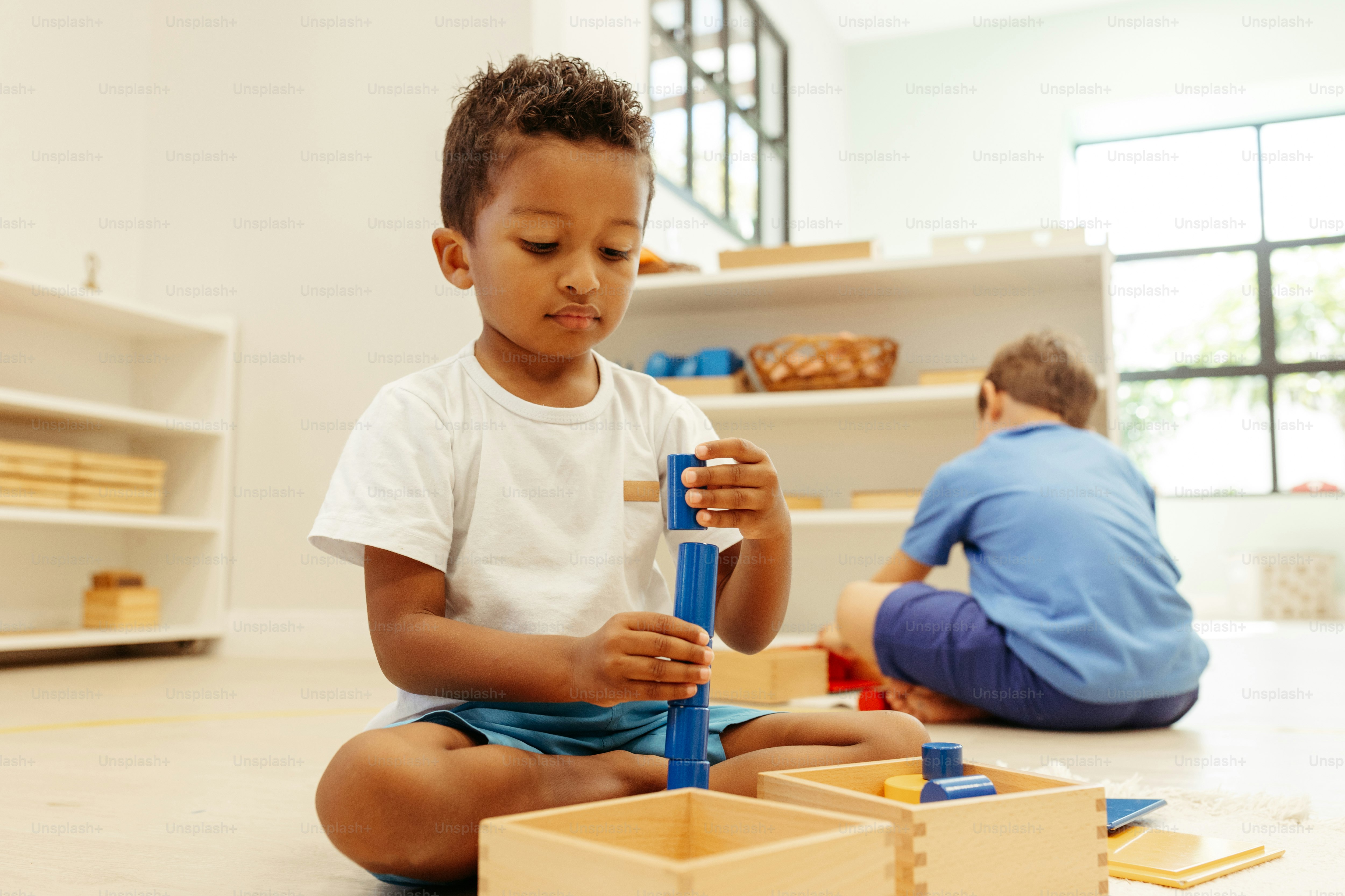Un niño jugando con un juguete de madera