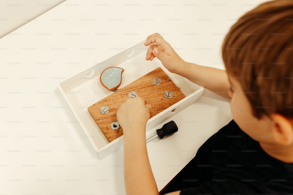 Un niño está jugando con una tabla de madera
