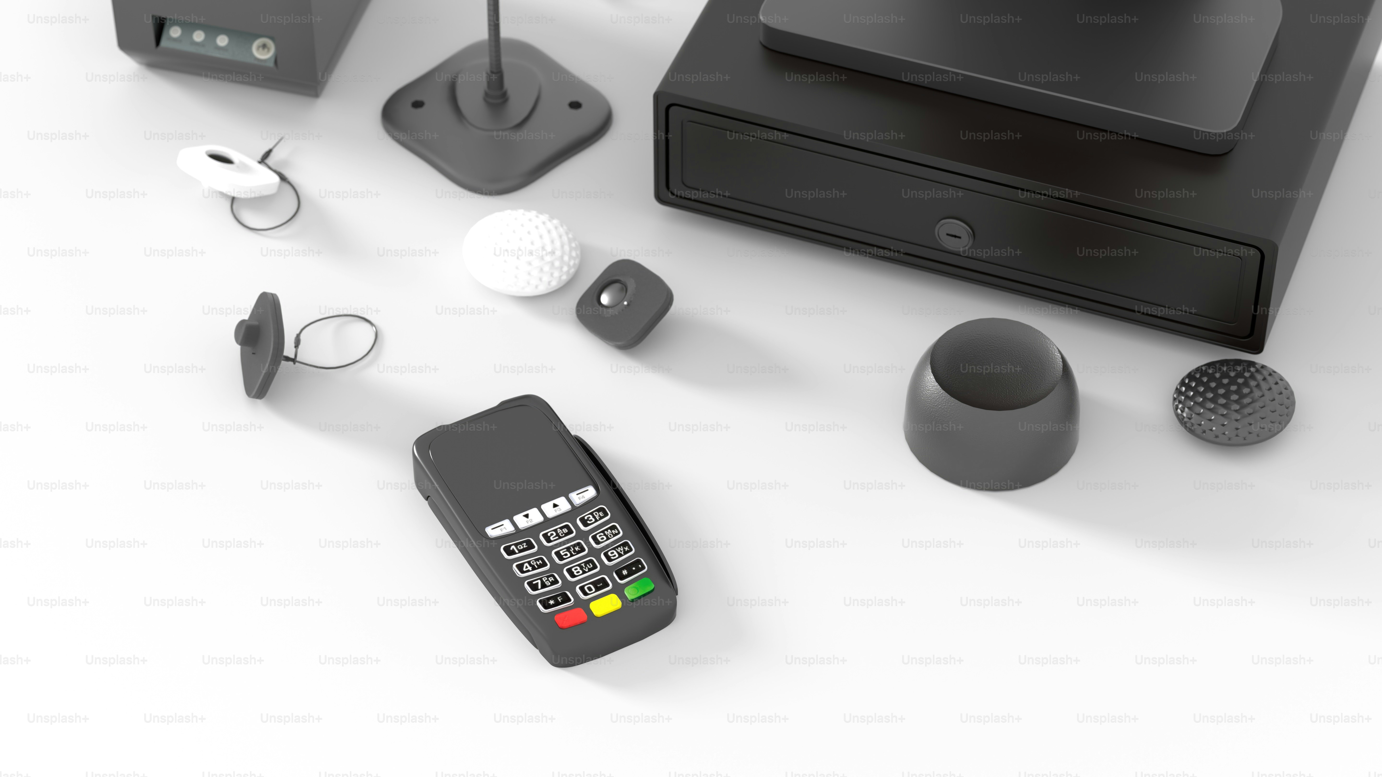 uma mesa de computador com teclado, mouse e outros itens