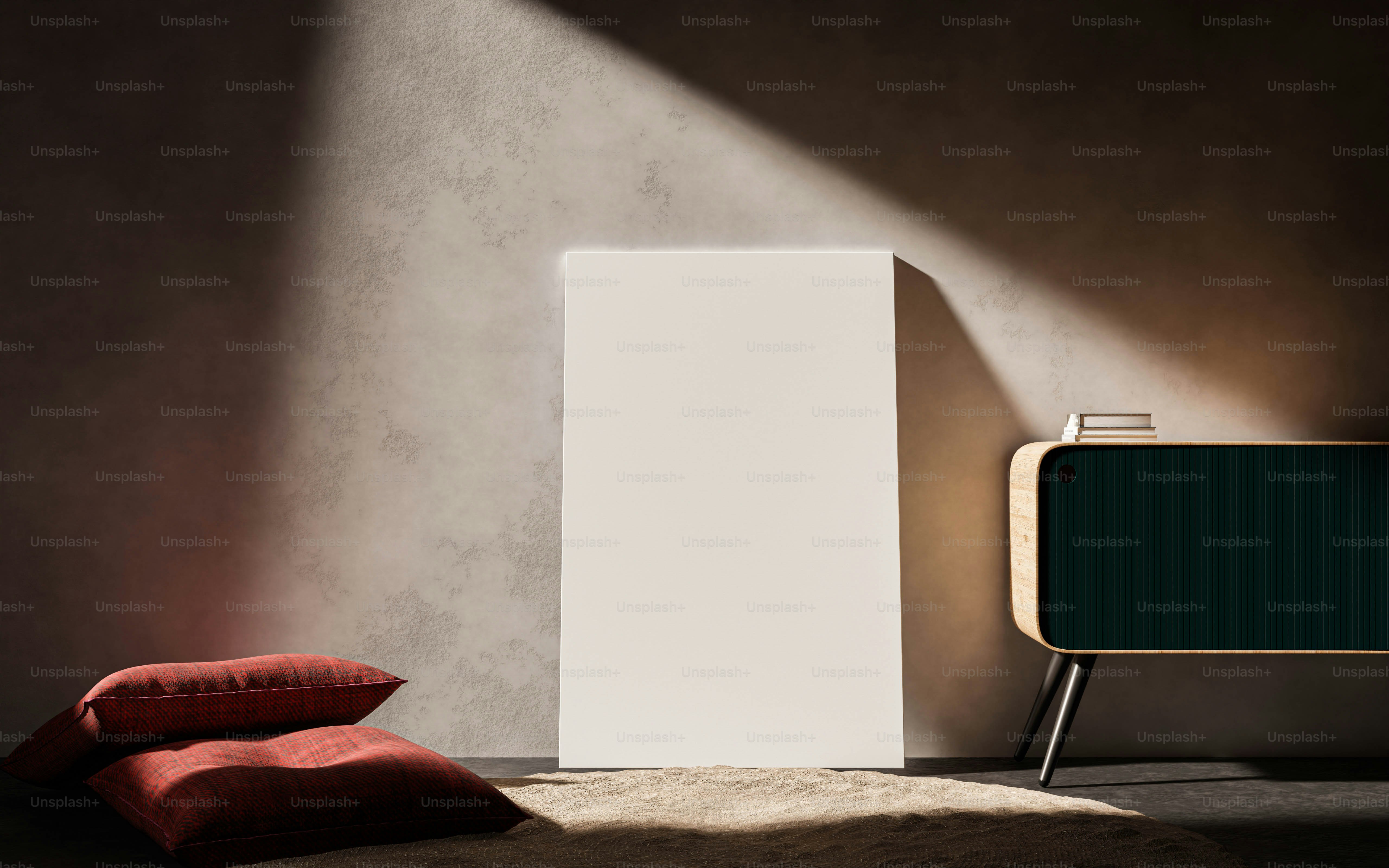 una silla y un televisor en una habitación