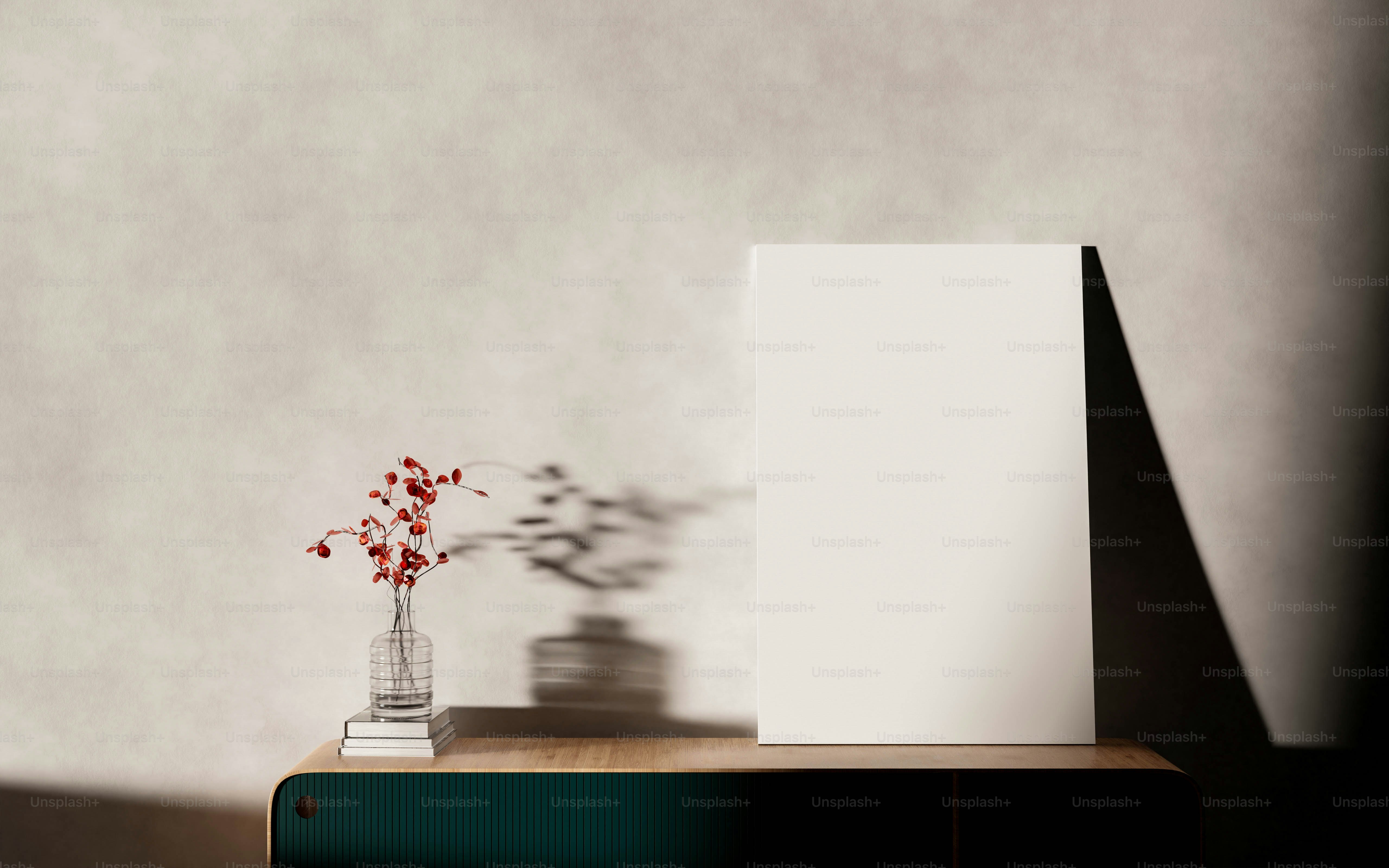 una mesa con un jarrón de flores y una tarjeta