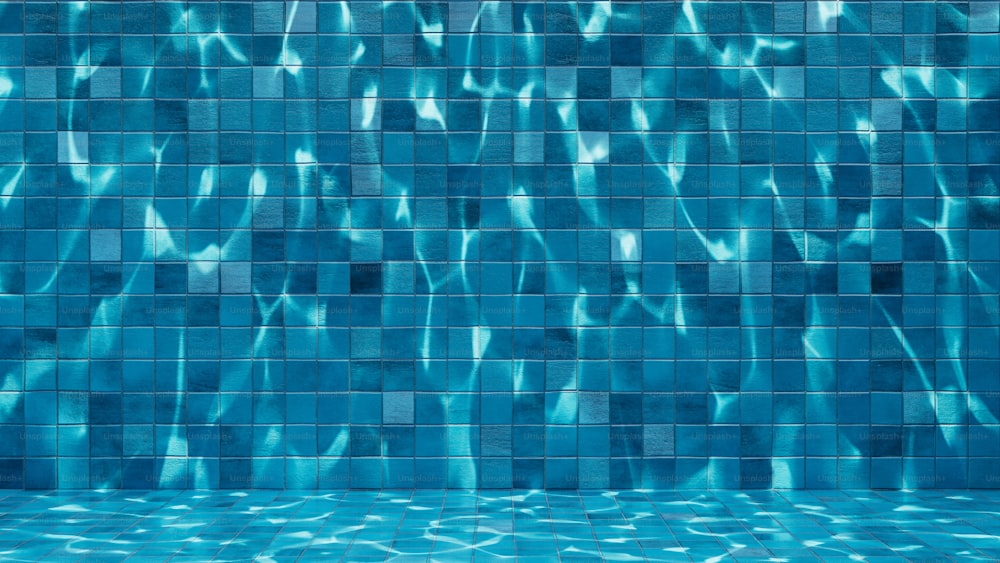 eine blau geflieste Wand, auf der sich Wasser spiegelt