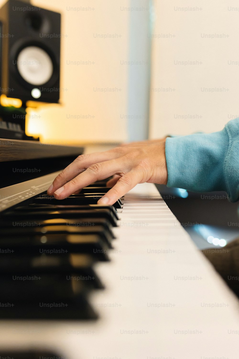 une personne joue du piano dans une pièce