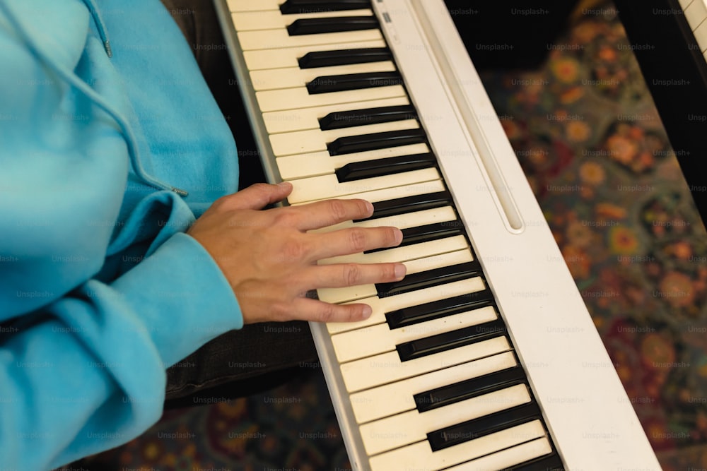 una persona che suona un pianoforte con le mani