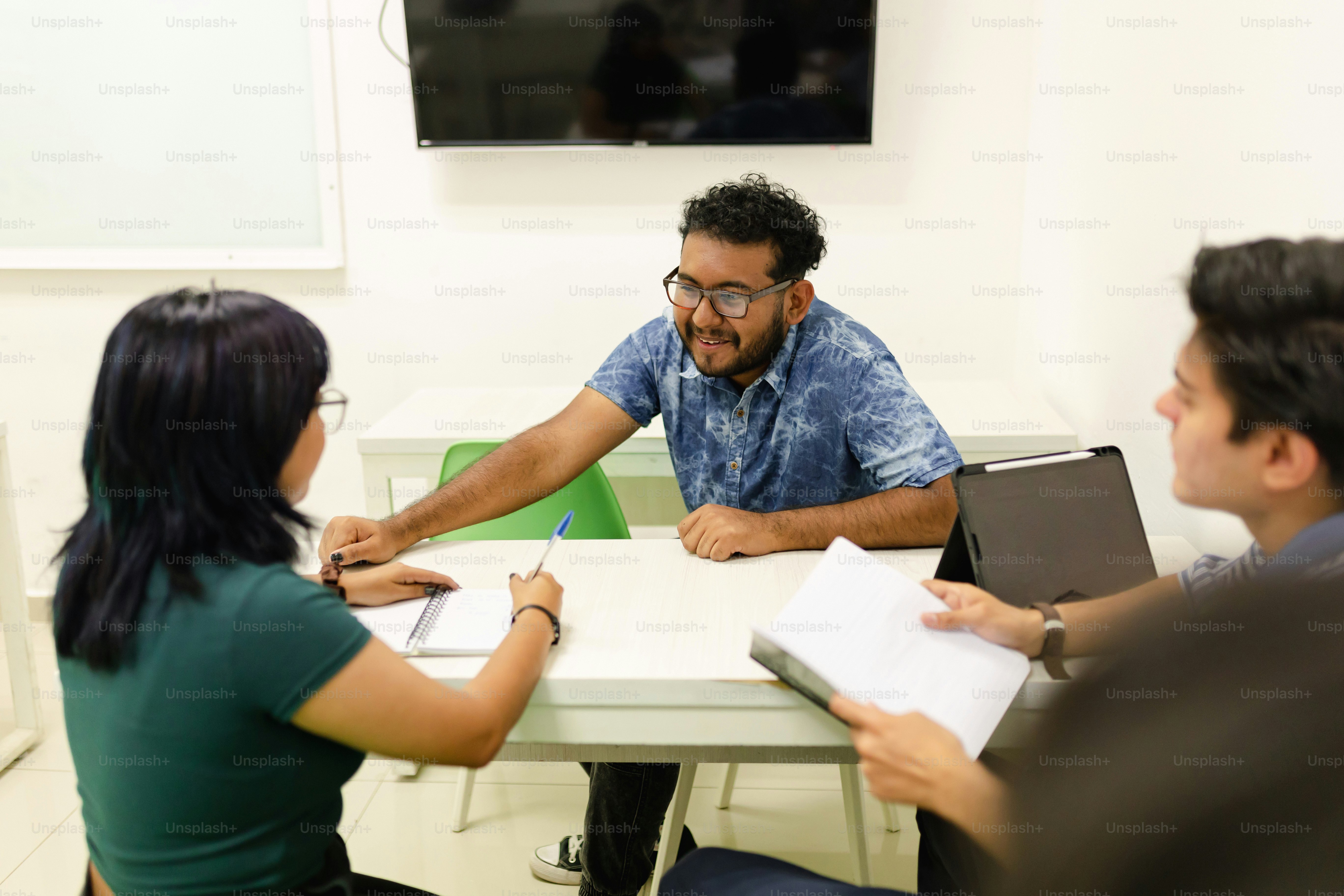 un groupe de personnes assises autour d’une table