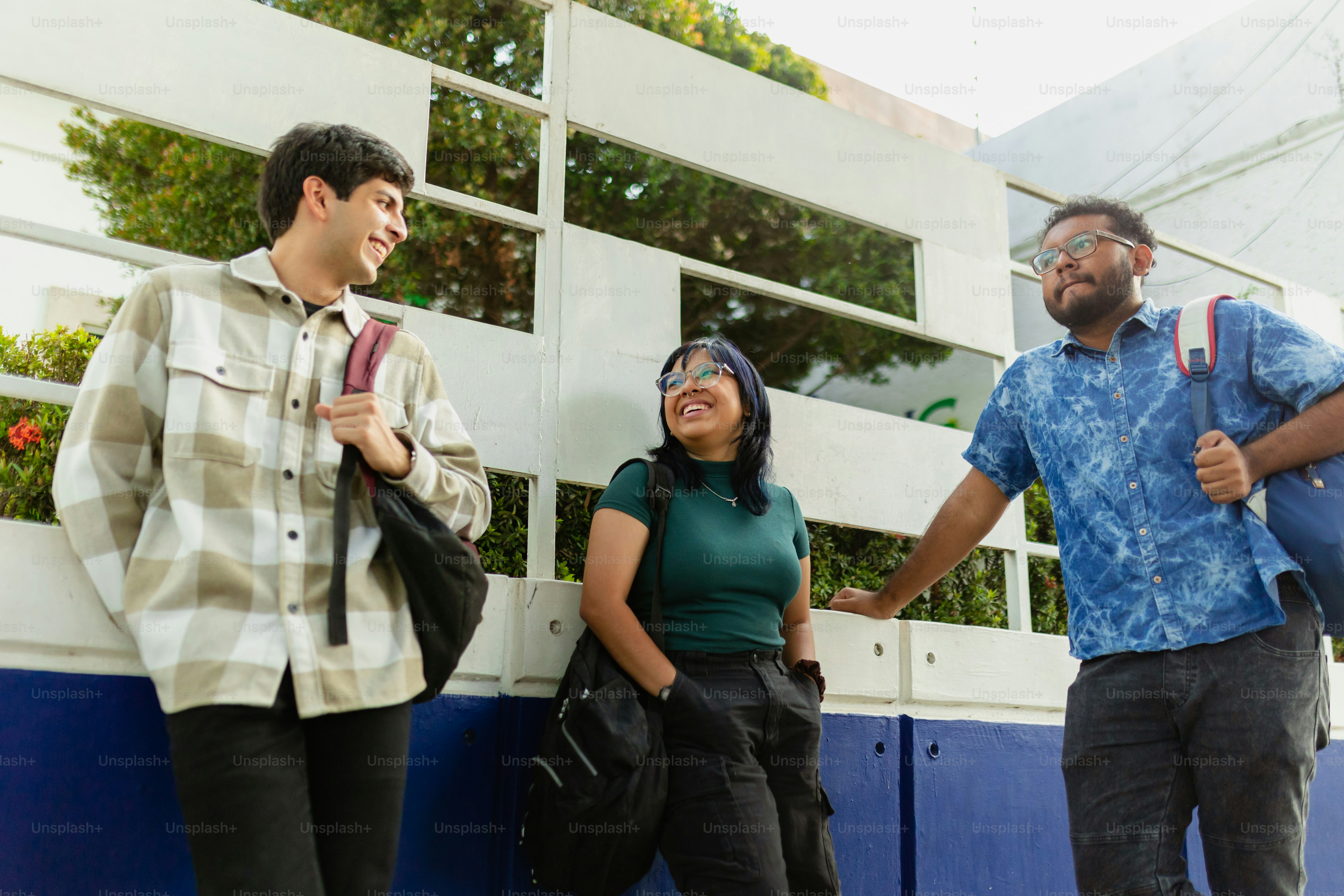 eine Gruppe von Menschen, die nebeneinander stehen